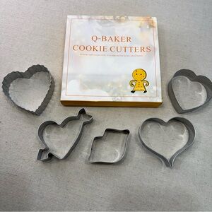 Valentine's Day Heart Cookie Cutter Set - 5 Piece Valentine Cookie Cutters - NWT